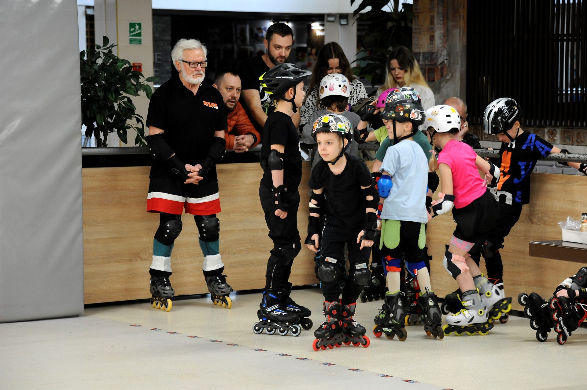 Copii echipați cu role și căști la o lecție de patinaj în Roller Park Chișinău