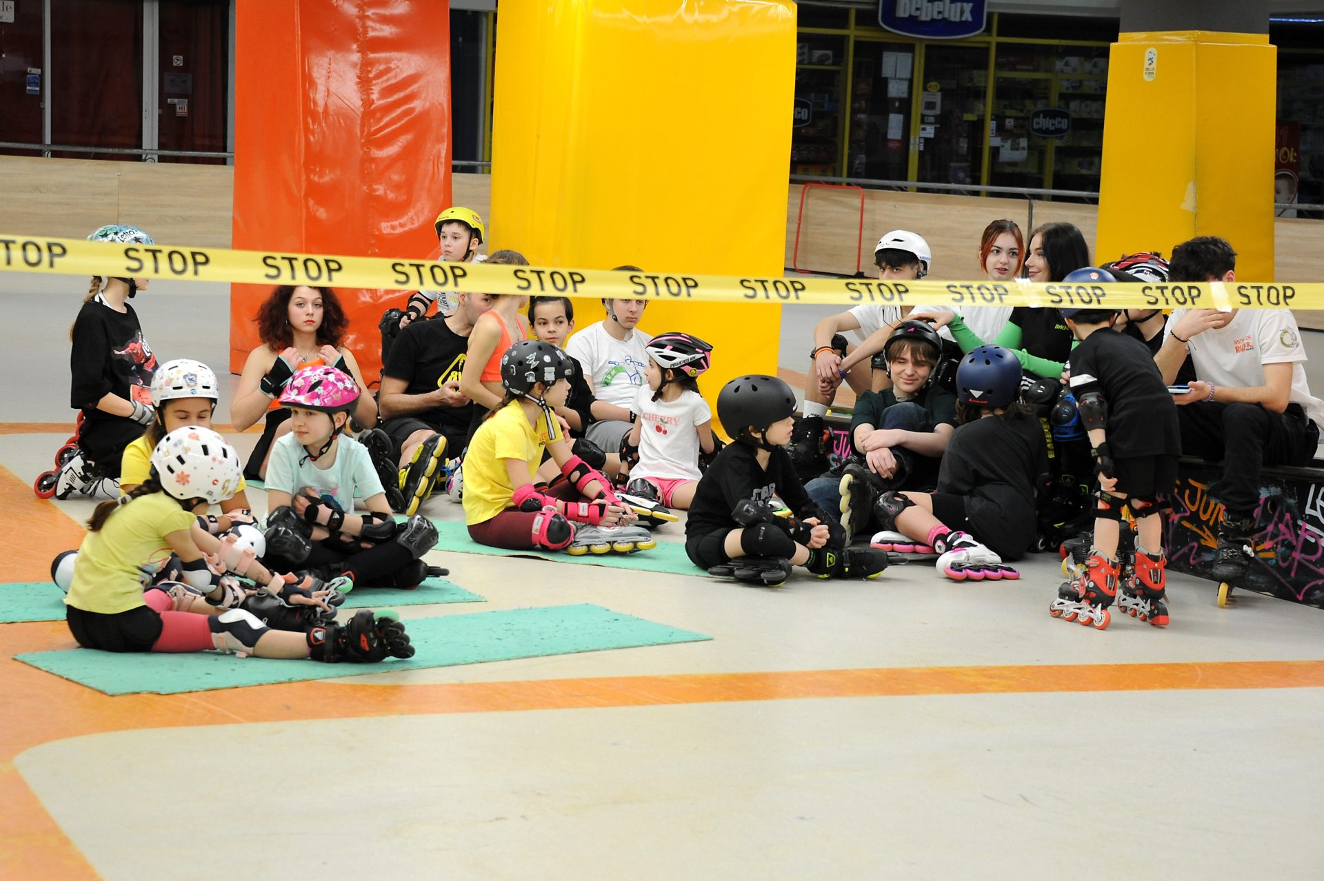 Copii și adolescenți cu role și echipament de protecție pe terenul Roller Park Chișinău