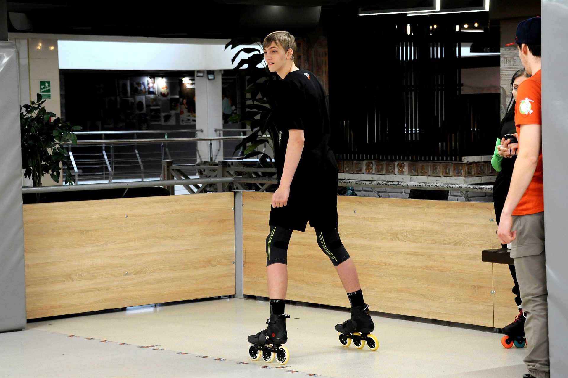 Adolescent executând un exercițiu de echilibru pe role în Roller Park Chișinău