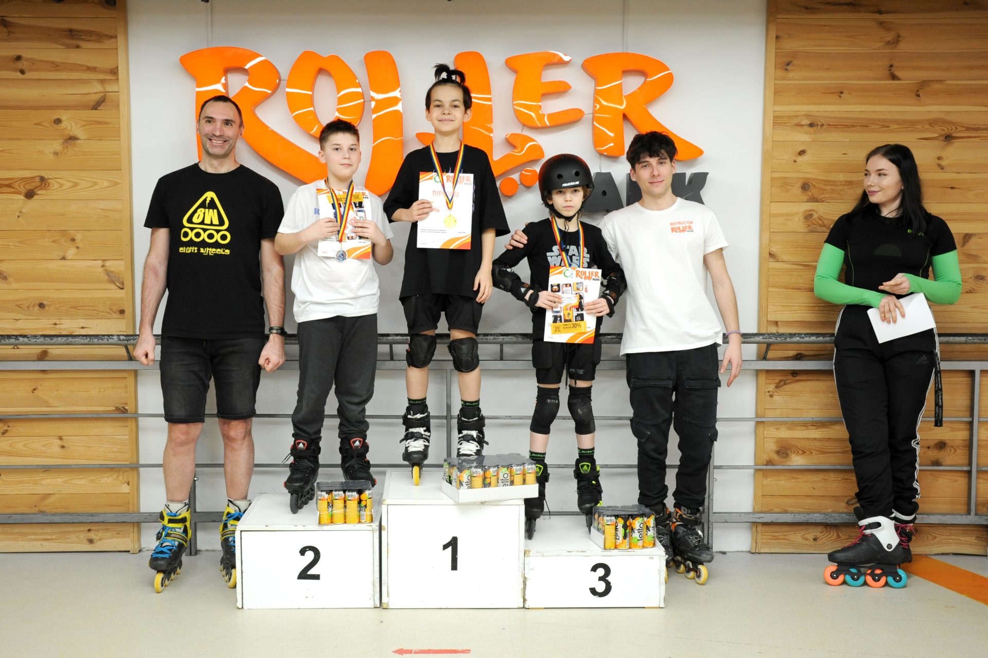 Copii cu medalii pe podium alături de instructorii Roller Park Chișinău