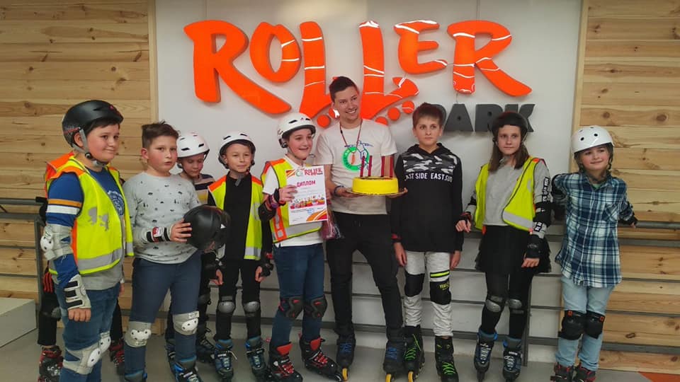 Grup de copii la o zi de naștere organizată la Roller Park