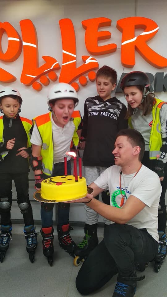 Copii și tort aniversar la Roller Park