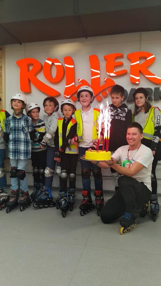 Copii pe role sărbătorind la Roller Park
