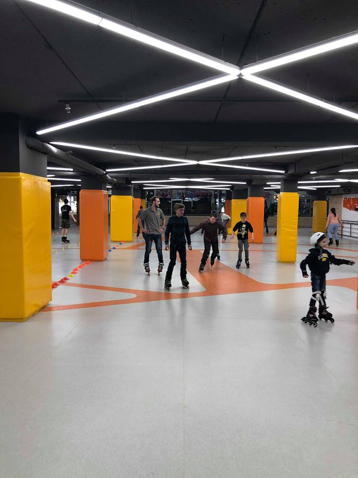 Participanți și echipa Roller Park la un eveniment pentru copii