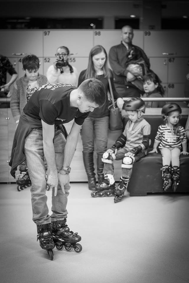 Copil ajutat să patineze pe terenul Roller Park