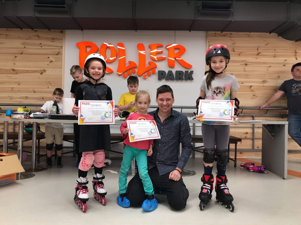 Copii cu diplome după un atelier la Roller Park