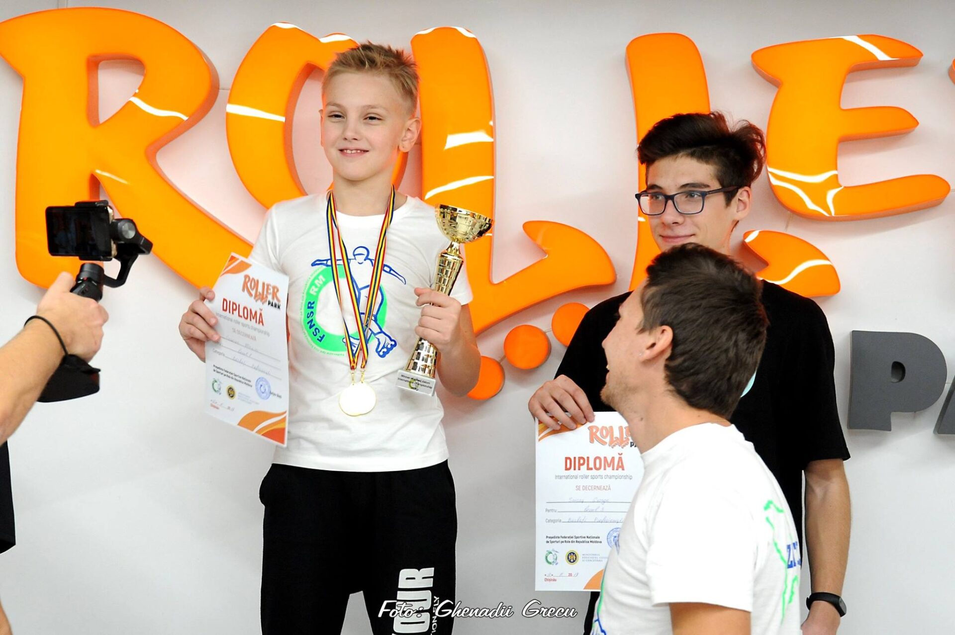 Copil pe role pe terenul Roller Park