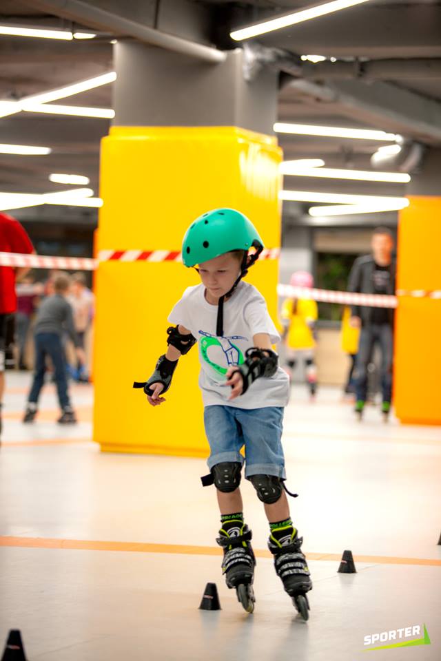 Copil echipat cu cască patinând la Roller Park
